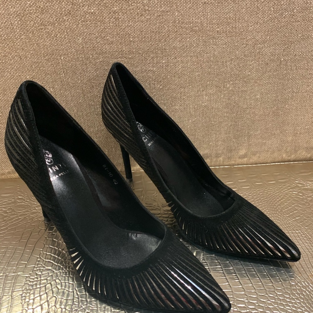 Purchased in Italy! Black and silver heel.